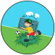 Badge - Foot - Addict - Petit garçon qui joue au foot sur un terrain avec mot « Foot addict » sur fond vert et bleu - Diamètre 45 mm